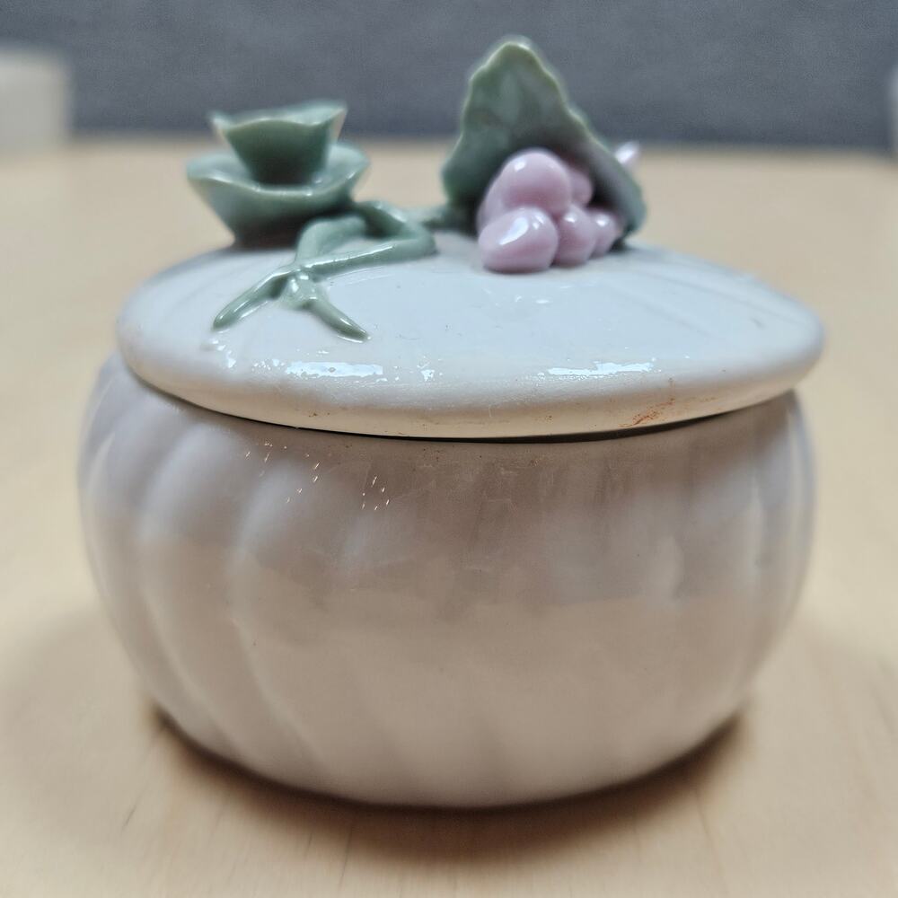 Trinket Box White Porcelain Lily Pad & Flowers onTop 2.75 x 1.5 inches Enesco